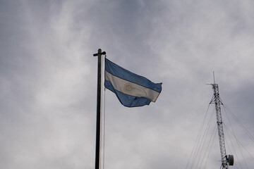 bandera ondeando en el cielo 