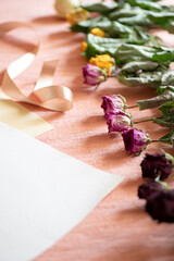 バラのドライフラワーとリボン、ギフトのイメージ