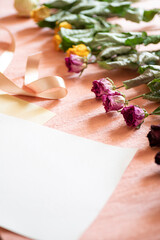 バラのドライフラワーとリボン、ギフトのイメージ