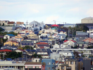 斜面に連なる住宅