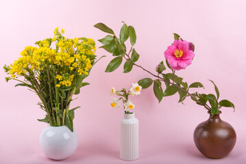 ピンクバックの花瓶に挿した3種の花