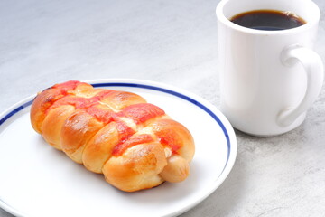 フランクフルトソーセージパンとコーヒー