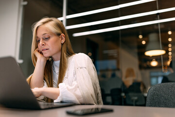 Obraz premium Businesswoman working whole day, over the laptop, making some new plans.