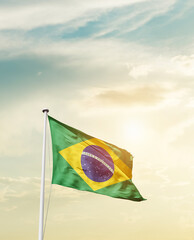 Agitant le drapeau du Brésil avec un beau ciel.