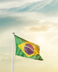 Photo sur Plexiglas Brésil Agitant le drapeau du Brésil avec un beau ciel.