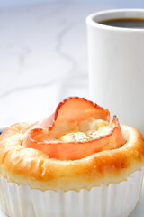 とろとろ玉子のベーコンポテトパンとコーヒー