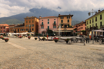 Fototapeta na wymiar Piazza Guiseppe Garibaldi im lombardischen Colico am Comer See