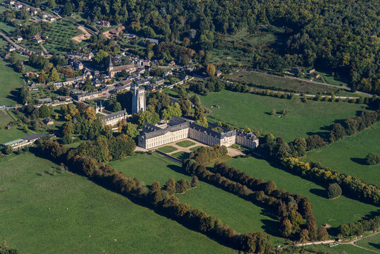 vue a&eacute;rienne de l'abbaye du Bec-Hellouin dans l'Eure en France