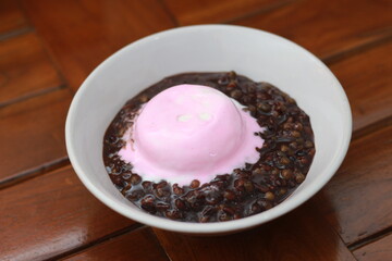 close up of a bowl of black sticky rice porridge
