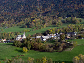 Obraz premium Paysage des montagnes du département de la Savoie dans le Parc Régional des Bauges à l'automne en France autour du village de Le Noyer