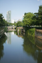 Fototapeta na wymiar low angle view of singapore city buildings on river side 