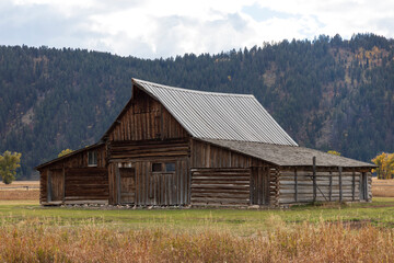 Obraz premium Grand teton. Wyoming. USA. 10- 03-2022. Old traditional wooden farm near Grand Teton national Park.
