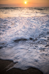 Vague écume coucher de soleil