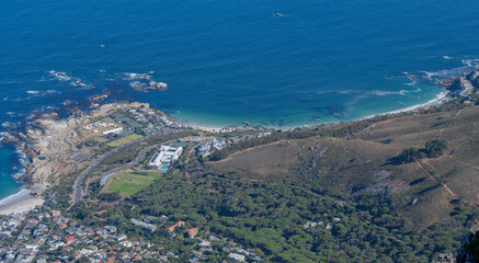 Camps Bay bei Kapstadt aus der Luftperspektive Südafrika