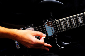 primo piano di mano che suona la chitarra. chitarra che si unisce al corpo per dark plays. rock...