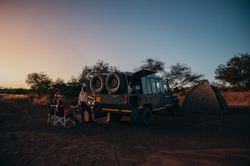Familie im Licht des Sonnenuntergangs auf einem Campingplatz in Namibia