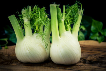 frische Fenchel Knollen auf Olivenholz