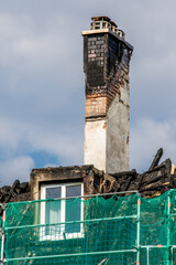 Vom Feuer zerstörtes Dach eines Wohngebäudes nach schwerem Hausbrand.