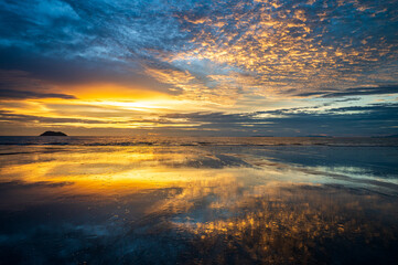 Fototapeta na wymiar sunset over the sea 