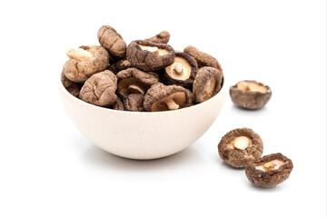 Closeup von getrockeneten Shiitakepilzen auf weißem Hintergrund