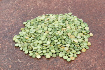 gros plan sur des pois cassés isolé sur un fond blanc