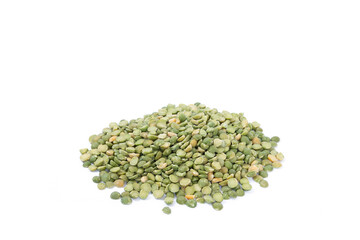 gros plan sur des pois cassés isolé sur un fond blanc