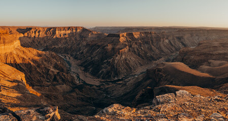 Naklejka premium Blick auf eine Schleife des Fish River, wie er sich durch den Fish River Canyon schlängelt bei Sonnenuntergang 