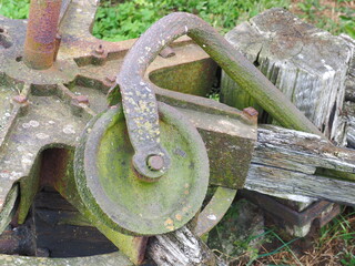 Old and weathered steel pulley in an agricultural environment - 550050798