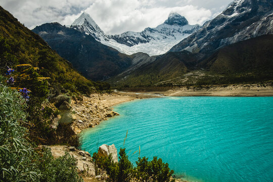 laguna Paron Peru hiking trekking holiday travel destination for explorer adventurer 