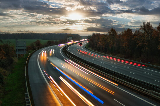 Langzeitbelichtung - Autobahn - Strasse - Traffic - Travel - Background - Line - Ecology - Highway - Night Traffic - Long Exposure - Cars Speeding - Lights - Sunset - Light Trails - High quality photo