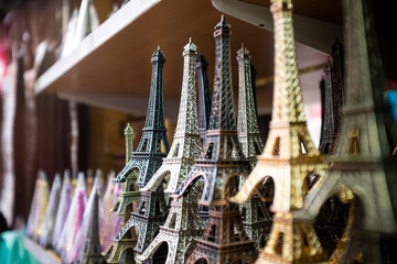 Figurines tour Eiffel à Paris - obrazy, fototapety, plakaty