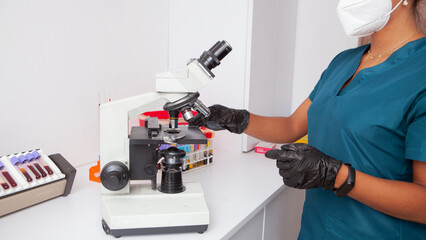 placing sample un a microscope