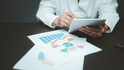 Businesswoman,marketing concept connected globally wireless communication, graph screen showing business growth through digital network,finance,investment, information, planning and development succes