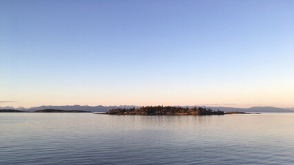 Fototapeta na wymiar Beautiful sunset in Noose Bay on the East Coast of Vancouver Island in British Columbia, Canada