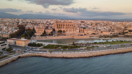 Fototapeta na wymiar Fotografía aérea, de la ciudad de Palma de Mallorca, con vistas al mar y a la catedral.
