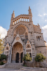Fototapeta na wymiar Iglesia de San Bartolomé , Sóller, Mallorca, Baleares, España. Fotografía en vertical, sin gente.