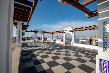 La plaza del balcón del Mediterráneo de Benidorm con sus turistas paseando por él bajo un...