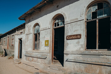 Außenansicht der Eisfabrik in der historischen Geisterstadt Kolmannskuppe (Namibia)