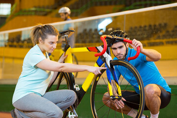 Obraz premium female coach training young man with bike