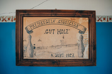 Alte Tafel aus den 20er Jahren mit der Aufschrift "Gut Holz" an einer Wand der Kegelbahn in der Geisterstadt Kolmanskuppe in Namibia