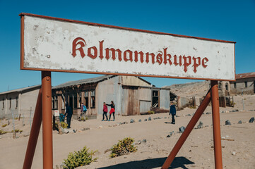 Bahnhofsschild in der historischen Geisterstadt Kolmannskuppe (nahe Lüderitz, Namibia) mit...