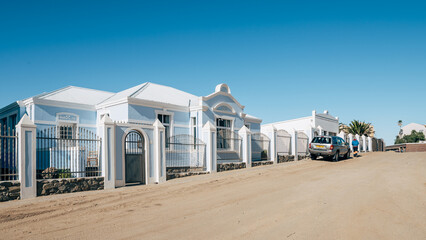 Blick in eine Straße von Lüderitz (Namibia) mit historischen Gebäuden aus der Kolonialzeit