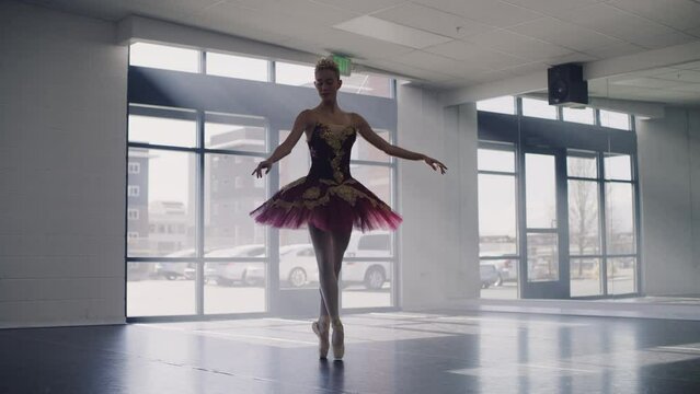 Ballerina practicing dancing en pointe in dance studio / Lehi, Utah, United States