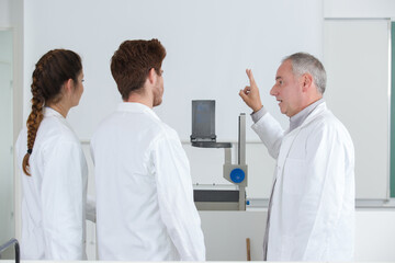 Obraz premium students listening carefully to their teacher during science class