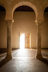 Offene, lichtdurchflutete Kirchentür