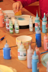 Ein Kind bemalt und verziert einen Teller