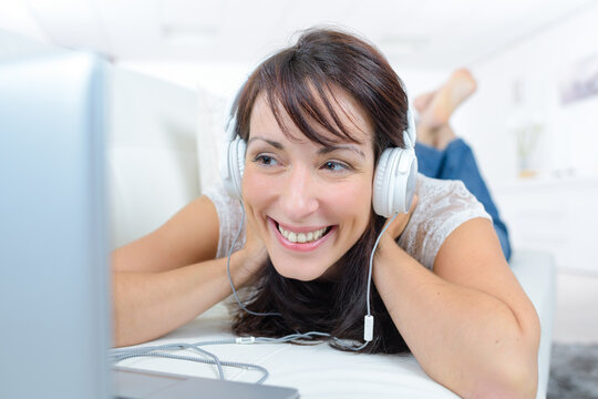 youg woman listening to music with laptop