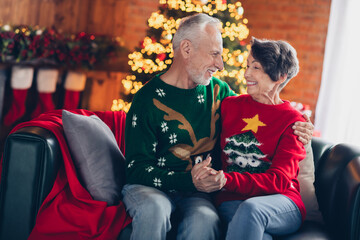 Plakat Photo cadre of old age seniors sitting comfortable home their favorite rest room sofa chilling hugs touch hands harmony xmas atmosphere indoors