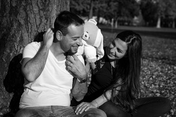 couple celebrates the birth of the baby in the park