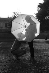 father kisses his wife's belly